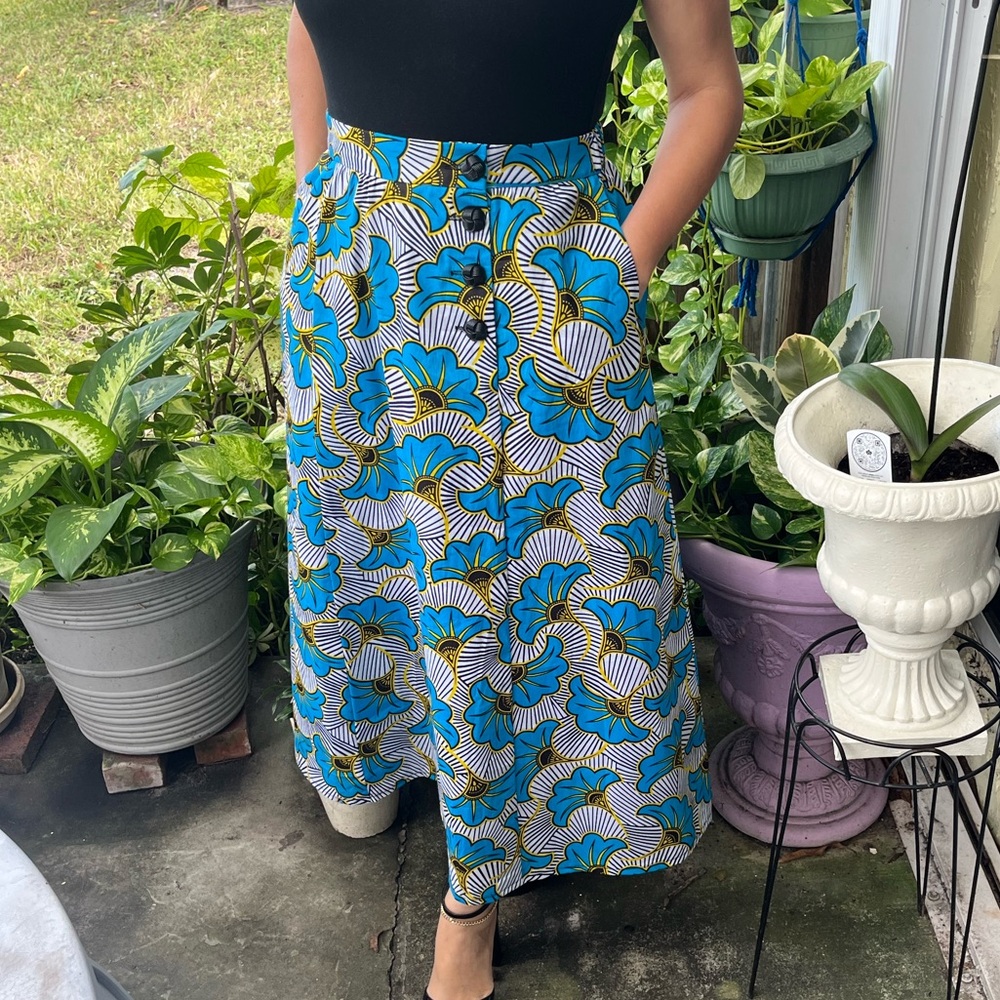 Floral African Print Skirt
Midi
Back elastic waist
Side front button 
Pockets